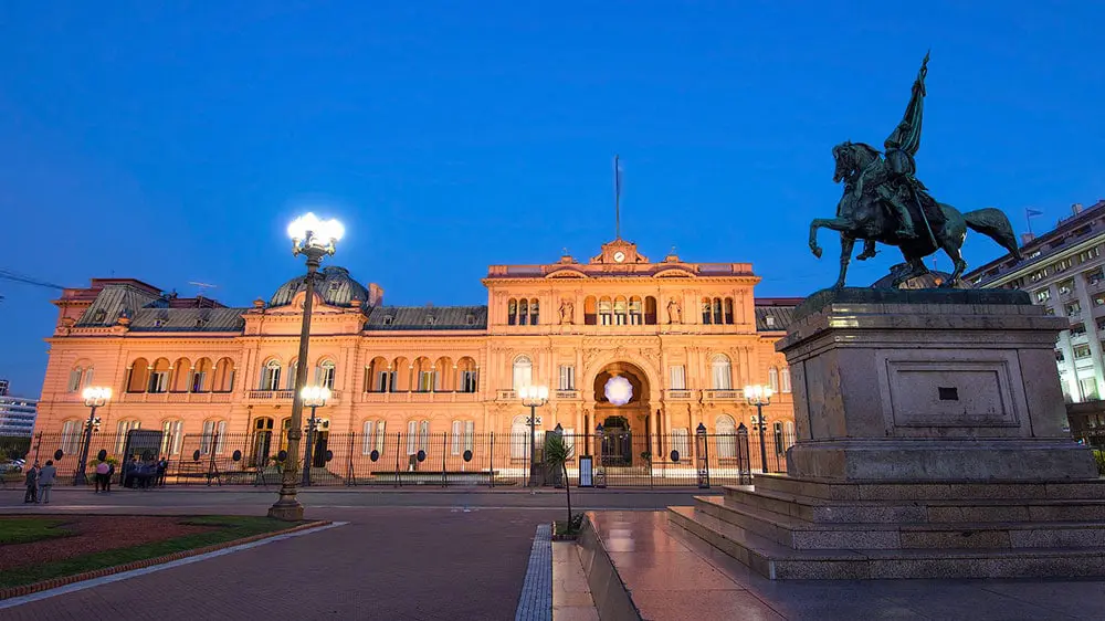 Vista panoramica sulla Casa Rosada al crepuscolo