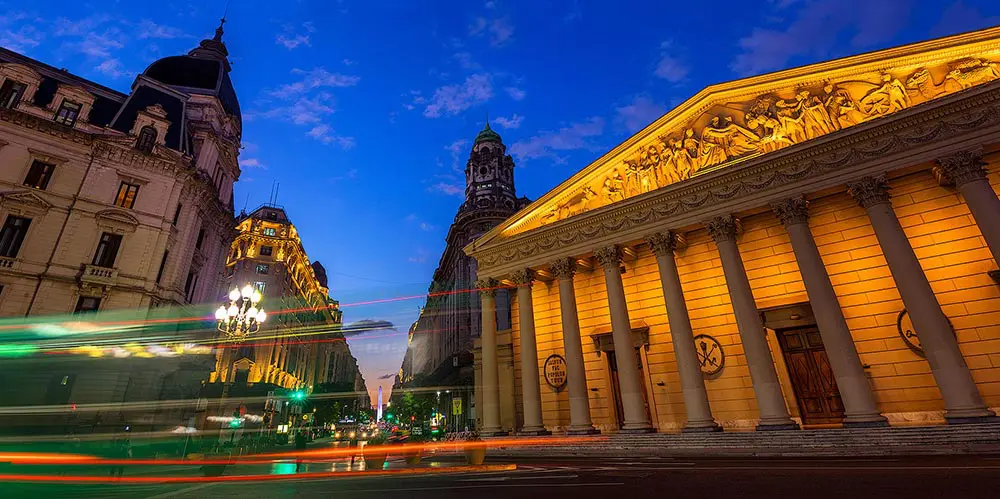 La Catedral Metropolitana y la Diagonal Norte al crepusculo