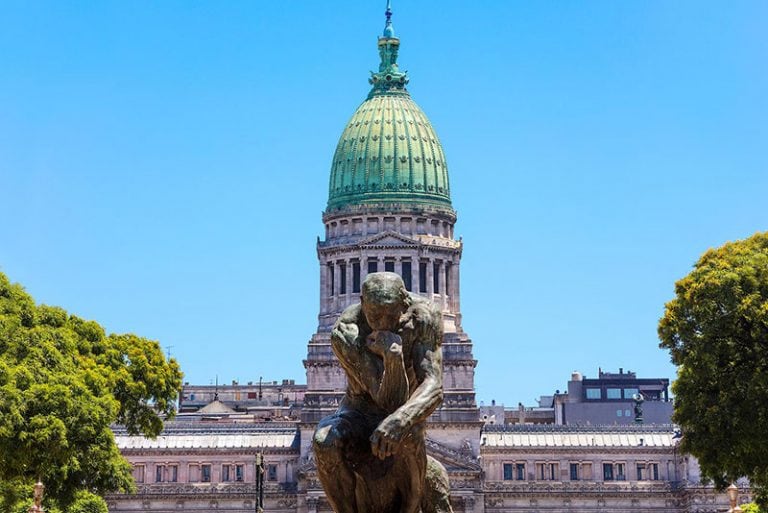 La statua del "Pensatore" con il Congresso della Nazione Argentina 