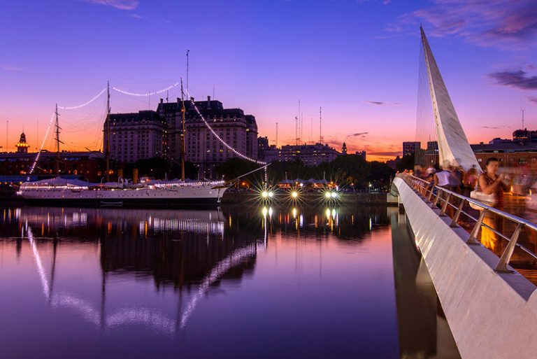 El puente de la mujer y la fragata Sarmiento en Puerto Madero al crepusculo