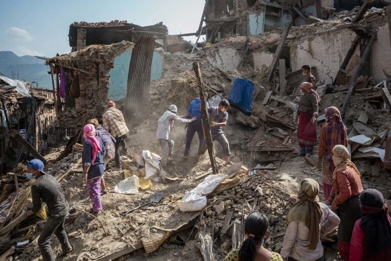 Cercando tra le macerie dopo il terremoto, Kathmandu