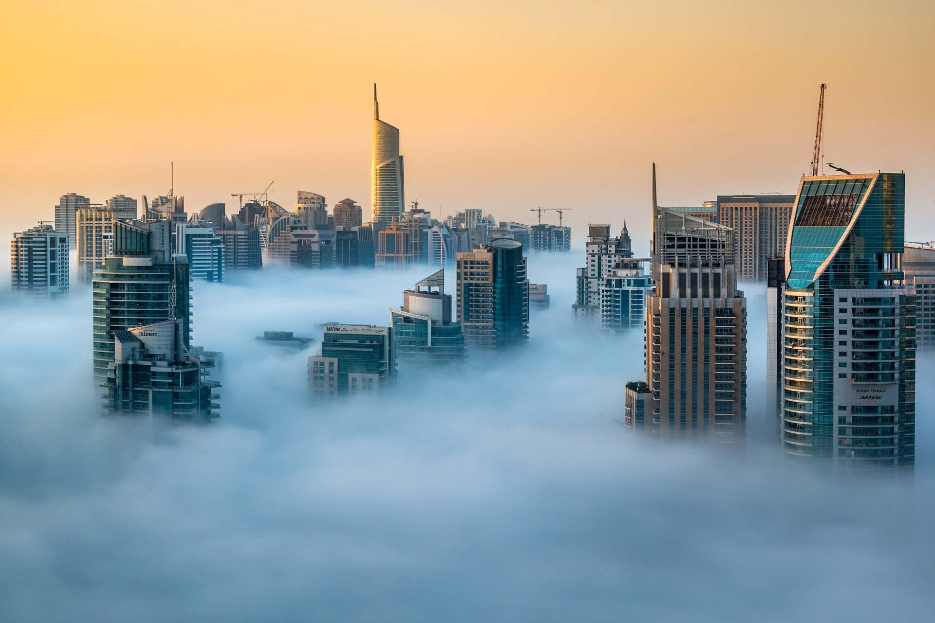 Grattacieli Dubai nebbia alba