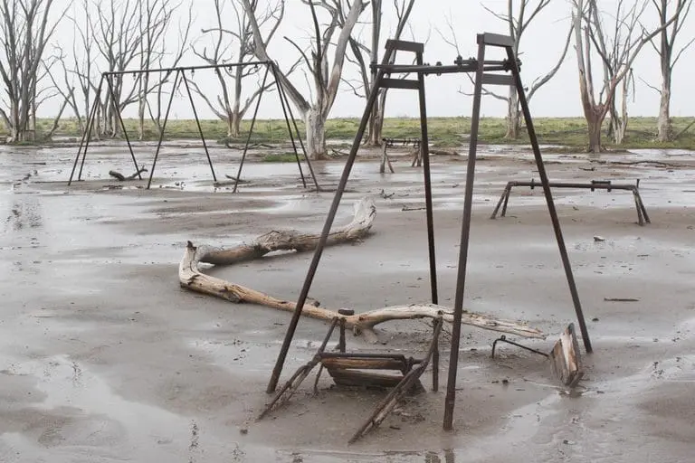 Giochi per bambini nelle rovine di Epecuen