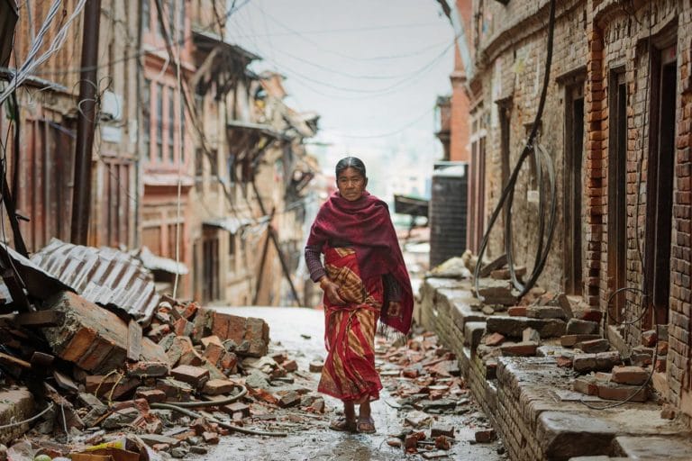 Mujer caminando entre los escombros, Katmandú