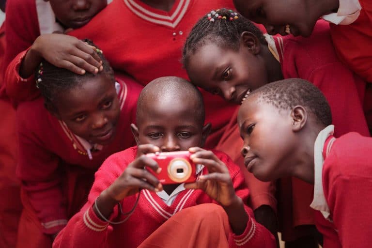 Niños participan en un workshop de fotografía en Kenya